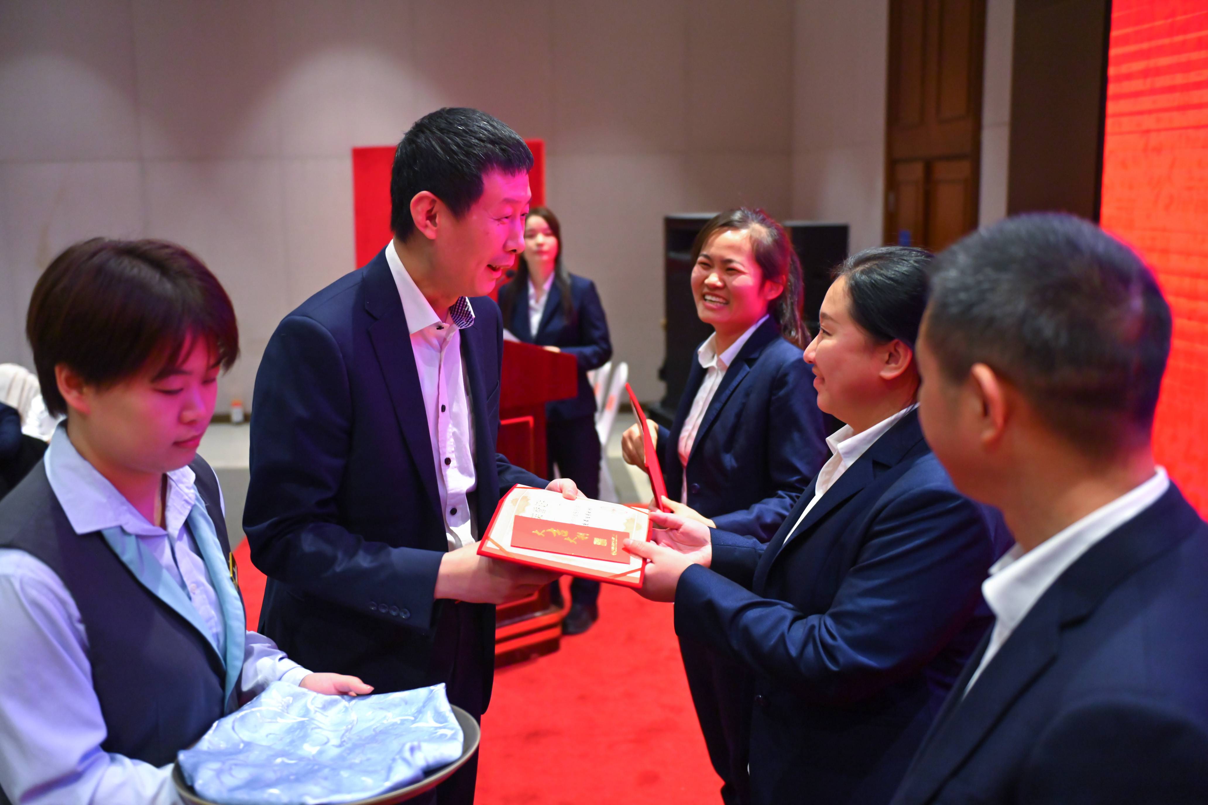 8-1年度感动人物奖_副本.jpg 8-1年度感动人物奖_副本.jpg