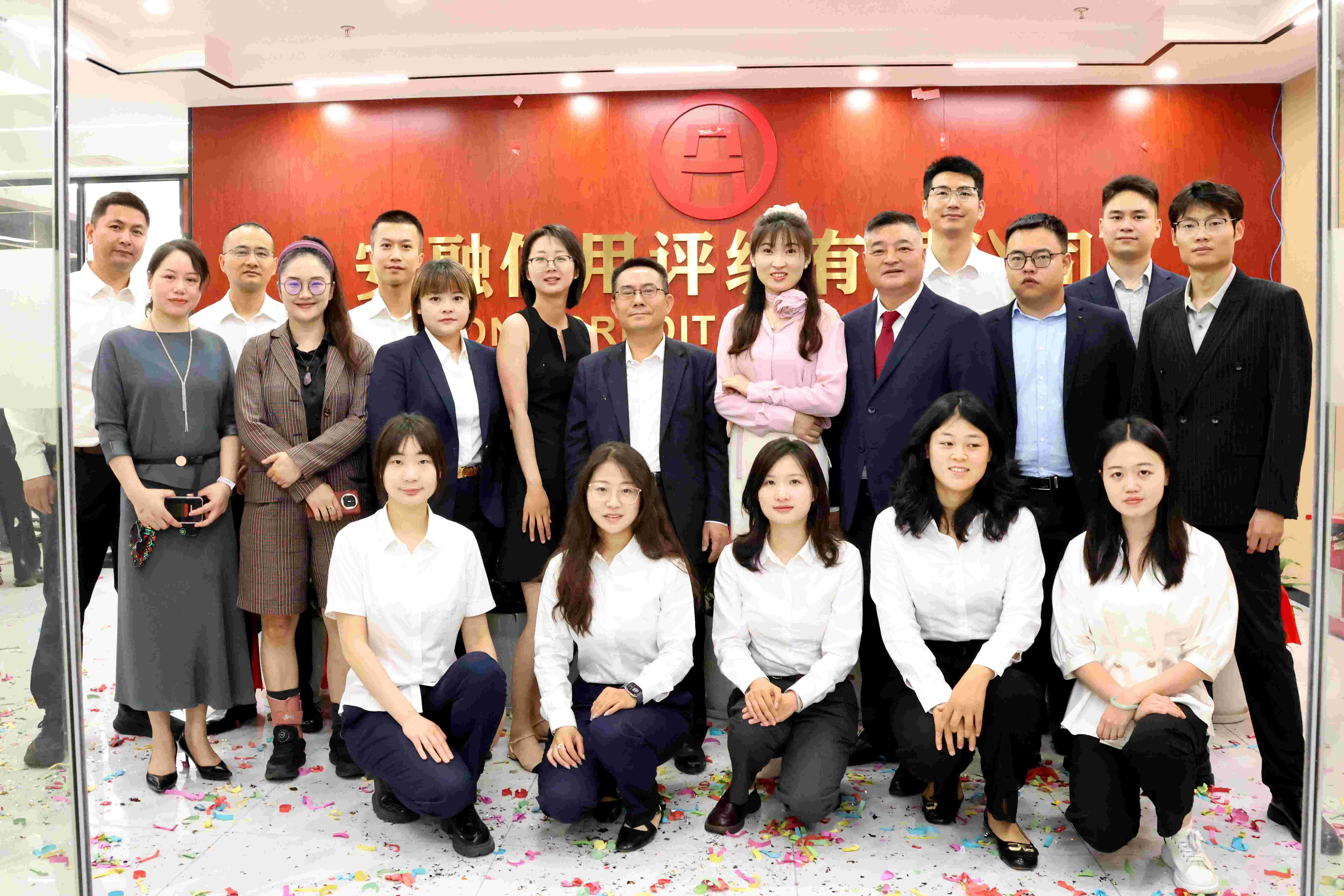 公司领导与华东总部合影.jpg 公司领导与华东总部合影.jpg